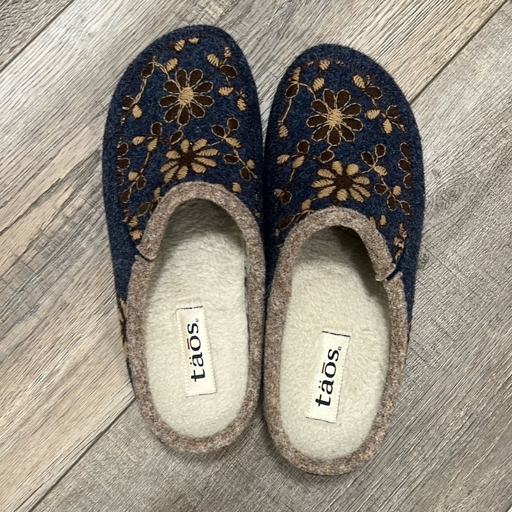 Women’s Taos clog. Size 9-9.5 (or 40 in their sizing).